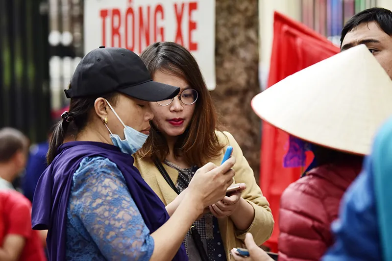 Cổ động viên “tiếp lửa” sớm cho thầy trò Park Hang-seo ở Hàng Đẫy ảnh 5