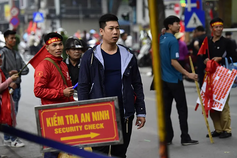 Cổ động viên “tiếp lửa” sớm cho thầy trò Park Hang-seo ở Hàng Đẫy ảnh 12