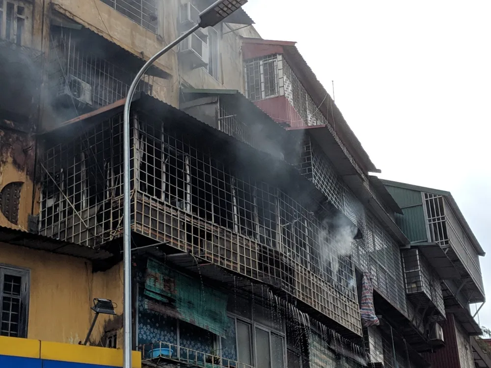 Cháy khu tập thể cũ cạnh Đại học Y Hà Nội ảnh 1