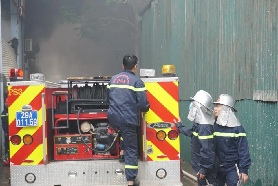 Cháy gara ô tô gần trụ sở VFF, nhiều người hoảng loạn ảnh 3