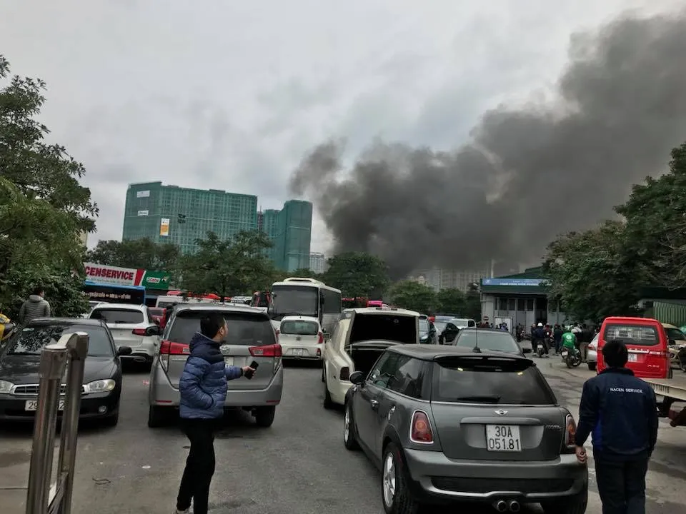 Cháy gara ô tô gần trụ sở VFF, nhiều người hoảng loạn ảnh 2