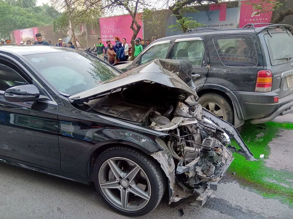 Ô tô tông liên hoàn, một cụ bà tử vong, hai người bị thương ảnh 3