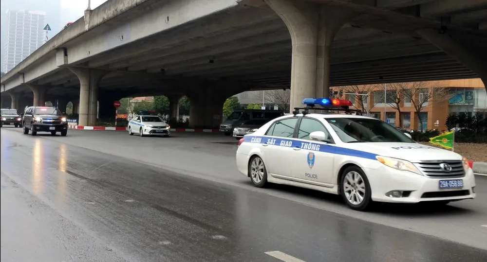 VIDEO:Cận cảnh “quái thú” của Tổng thống Trump lướt bánh trên phố Hà Nội ảnh 1