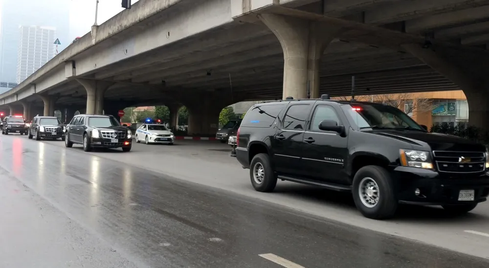 VIDEO:Cận cảnh “quái thú” của Tổng thống Trump lướt bánh trên phố Hà Nội ảnh 2