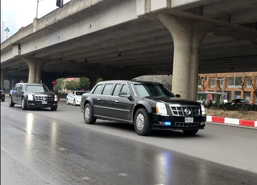 VIDEO:Cận cảnh “quái thú” của Tổng thống Trump lướt bánh trên phố Hà Nội ảnh 3