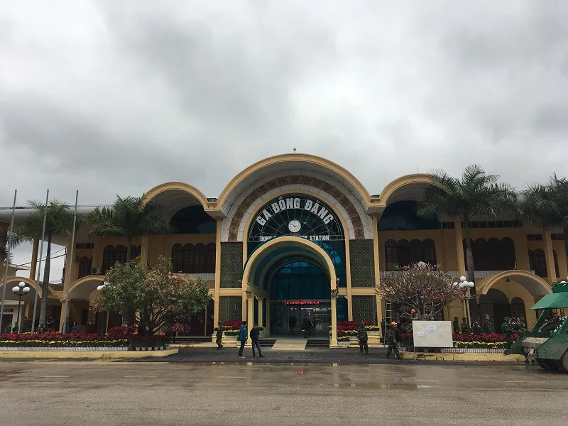 Phóng viên quốc tế đặt máy ghi hình chờ đoàn tàu lãnh đạo Triều Tiên tại ga Đồng Đăng ảnh 1