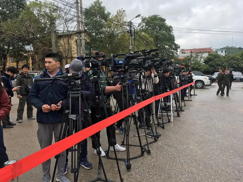 Phóng viên quốc tế đặt máy ghi hình chờ đoàn tàu lãnh đạo Triều Tiên tại ga Đồng Đăng ảnh 4