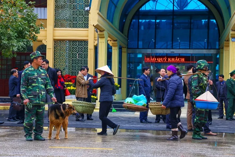 Phóng viên quốc tế đặt máy ghi hình chờ đoàn tàu lãnh đạo Triều Tiên tại ga Đồng Đăng ảnh 5