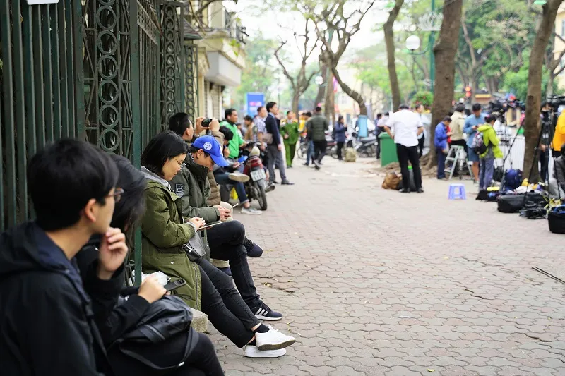 Phóng viên quốc tế đặt máy ghi hình chờ đoàn tàu lãnh đạo Triều Tiên tại ga Đồng Đăng ảnh 8