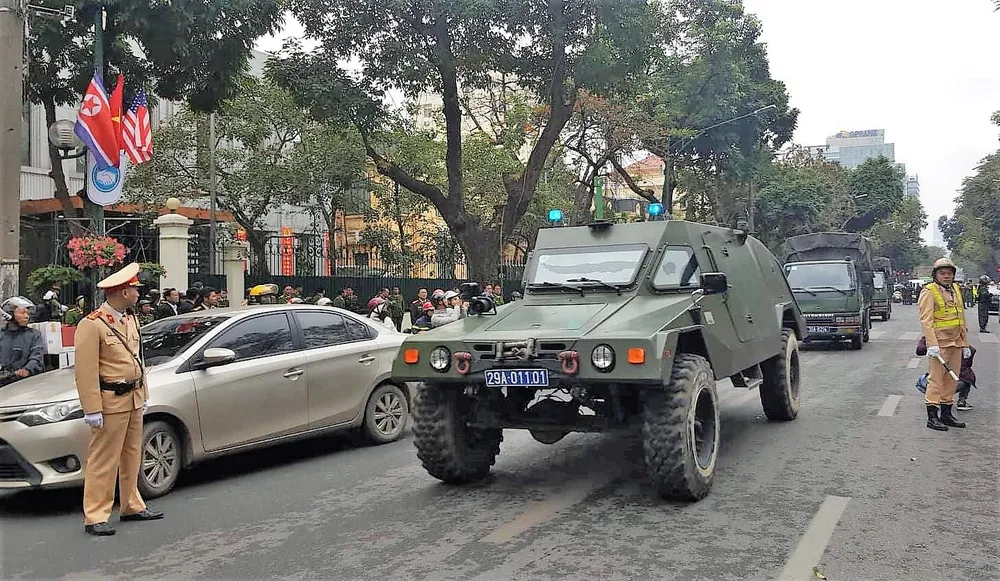 Hội nghị Mỹ - Triều Tiên: Xe bọc thép xuống đường tăng cường an ninh ảnh 4