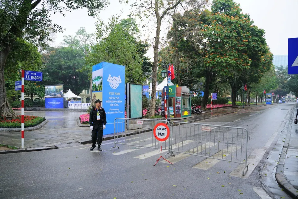 An ninh chốt chặn mọi ngả đường về khách sạn Sofitel Metropole  ảnh 4