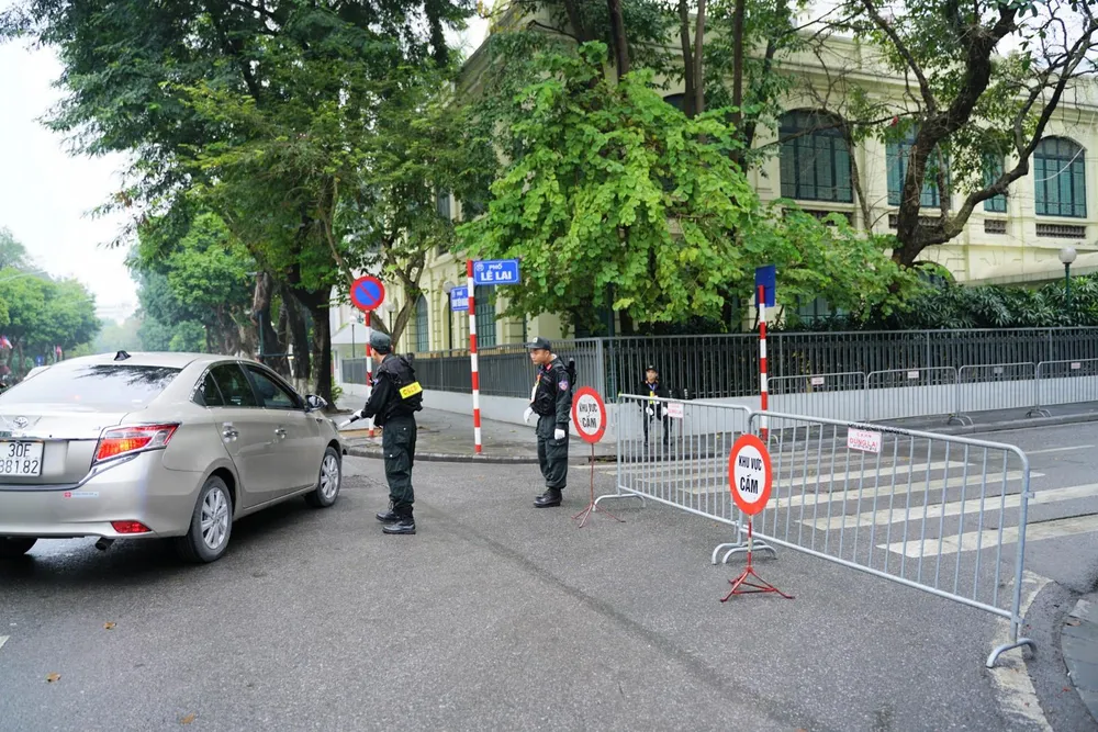 An ninh chốt chặn mọi ngả đường về khách sạn Sofitel Metropole  ảnh 2