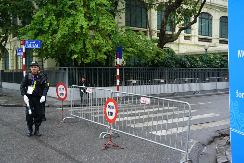 An ninh chốt chặn mọi ngả đường về khách sạn Sofitel Metropole  ảnh 3