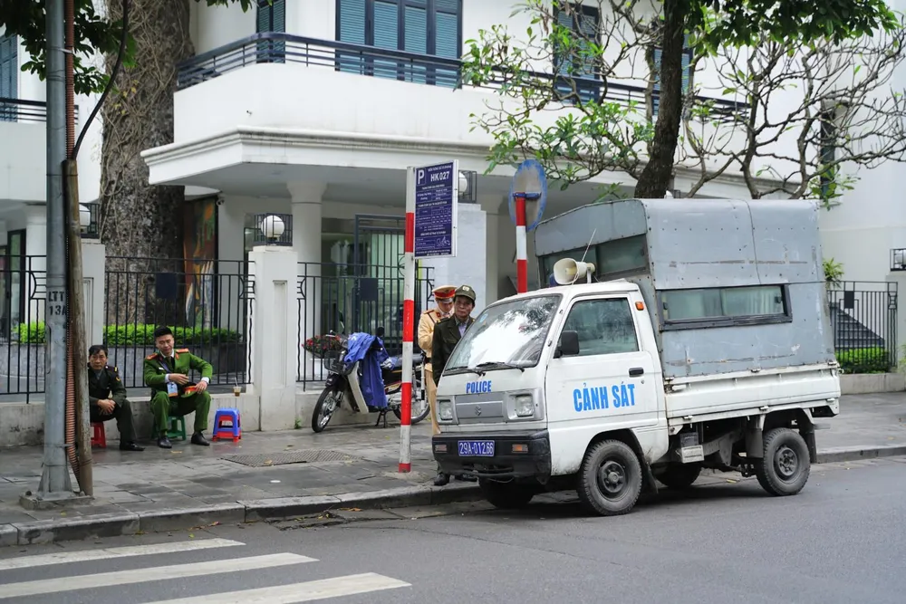 An ninh chốt chặn mọi ngả đường về khách sạn Sofitel Metropole  ảnh 8