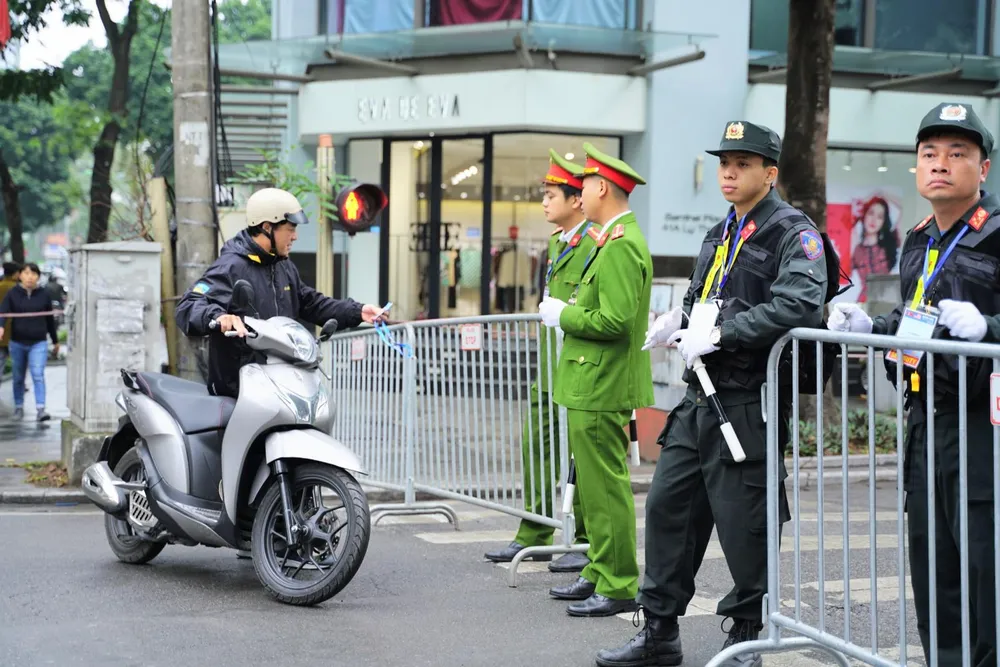 An ninh chốt chặn mọi ngả đường về khách sạn Sofitel Metropole  ảnh 9