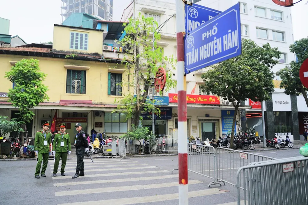 An ninh chốt chặn mọi ngả đường về khách sạn Sofitel Metropole  ảnh 10