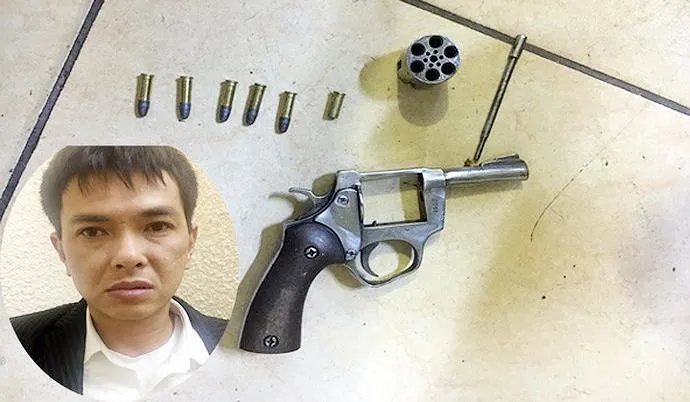 Đối tượng Vũ Chí Chung và hung khí dùng để cướp tài sản tại chợ Long Biên. 