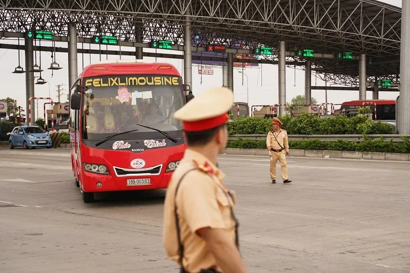 Xe khách chở quá 23 người bị phạt gần 70 triệu đồng ảnh 1