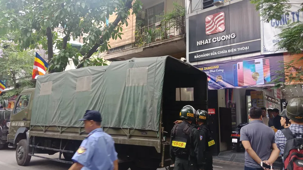 Khám xét hàng loạt cửa hàng di động của Nhật Cường ảnh 6