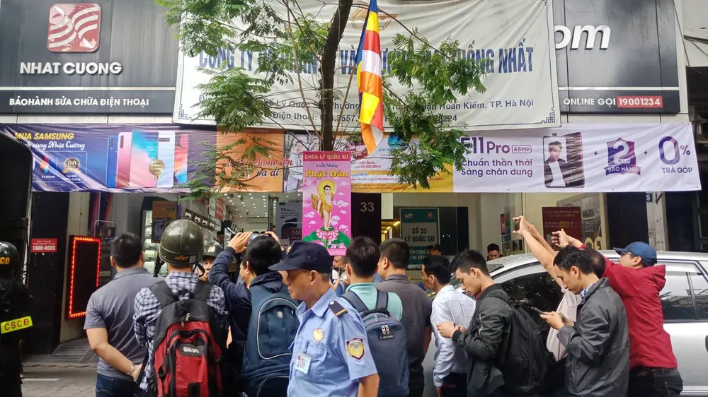 Khám xét hàng loạt cửa hàng di động của Nhật Cường ảnh 11