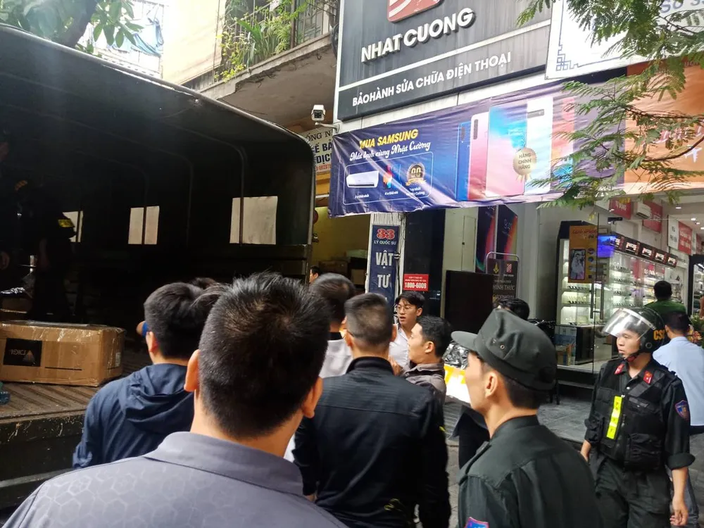 Khám xét hàng loạt cửa hàng di động của Nhật Cường ảnh 4