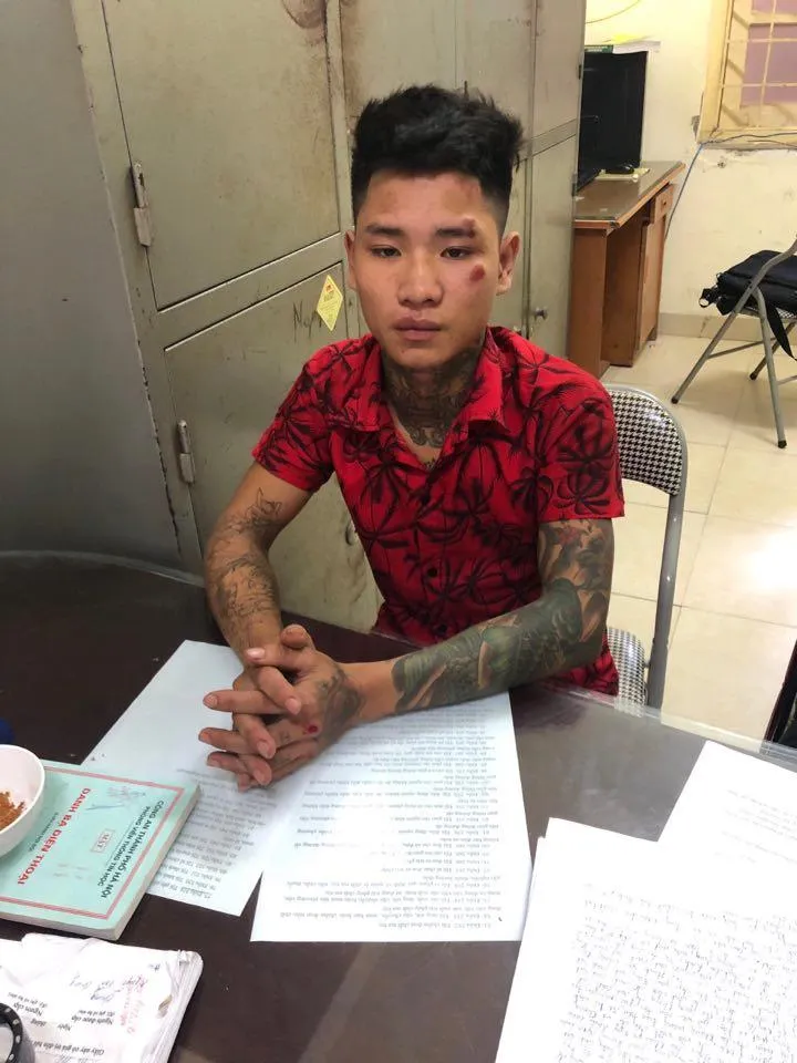 Khởi tố thanh niên xăm trổ tông gục cảnh sát giao thông  ảnh 1