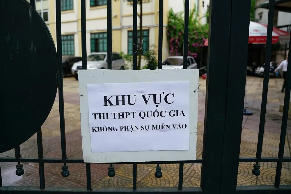 Giám thị “ôn bài” trước khi coi thi ảnh 1