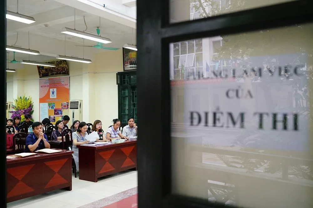 Giám thị “ôn bài” trước khi coi thi ảnh 3