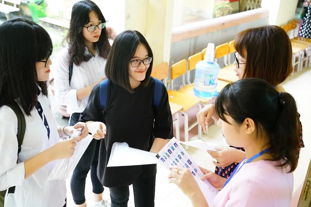 Kỳ thi THPT Quốc gia năm 2019: Thí sinh đến các điểm thi làm thủ tục dự thi ảnh 6