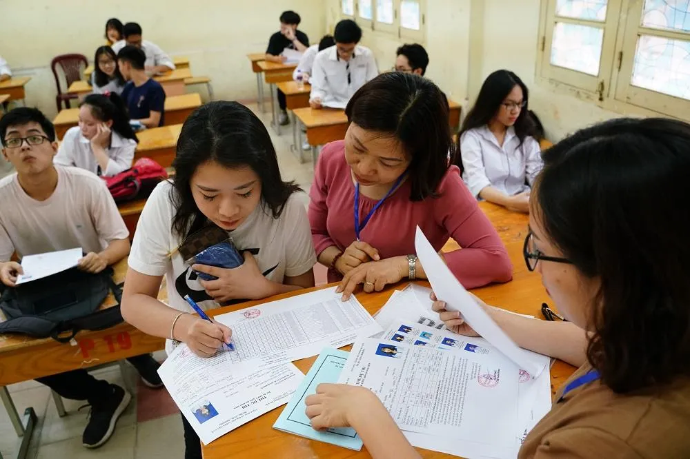 Kỳ thi THPT Quốc gia năm 2019: Thí sinh đến các điểm thi làm thủ tục dự thi ảnh 9