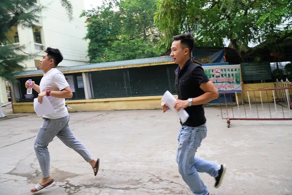 Thí sinh vội chạy vào phòng thi, báo chí bị hạn chế tác nghiệp ảnh 3