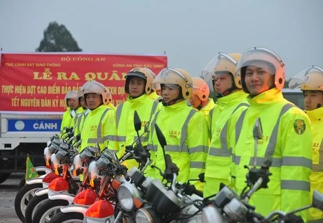 Kiến nghị công khai tên, số điện thoại cảnh sát giao thông ảnh 1