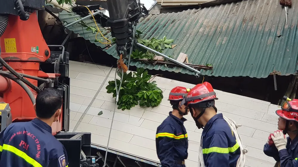 Nhà 2 tầng ở phố cổ Hà Nội đổ sập lúc sáng sớm ảnh 2