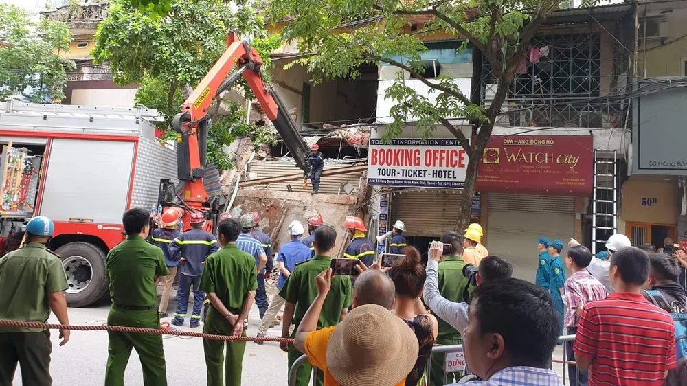 Nhà 2 tầng ở phố cổ Hà Nội đổ sập lúc sáng sớm ảnh 9