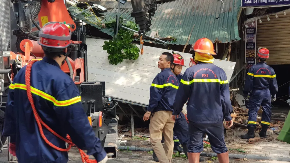 Nhà 2 tầng ở phố cổ Hà Nội đổ sập lúc sáng sớm ảnh 3