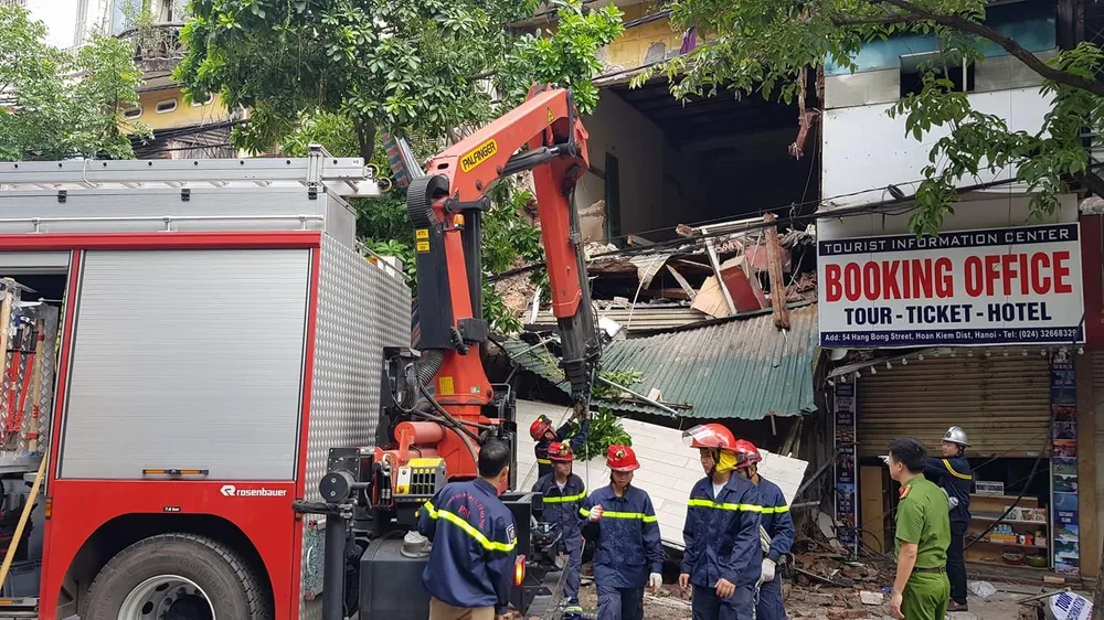 Nhà 2 tầng ở phố cổ Hà Nội đổ sập lúc sáng sớm