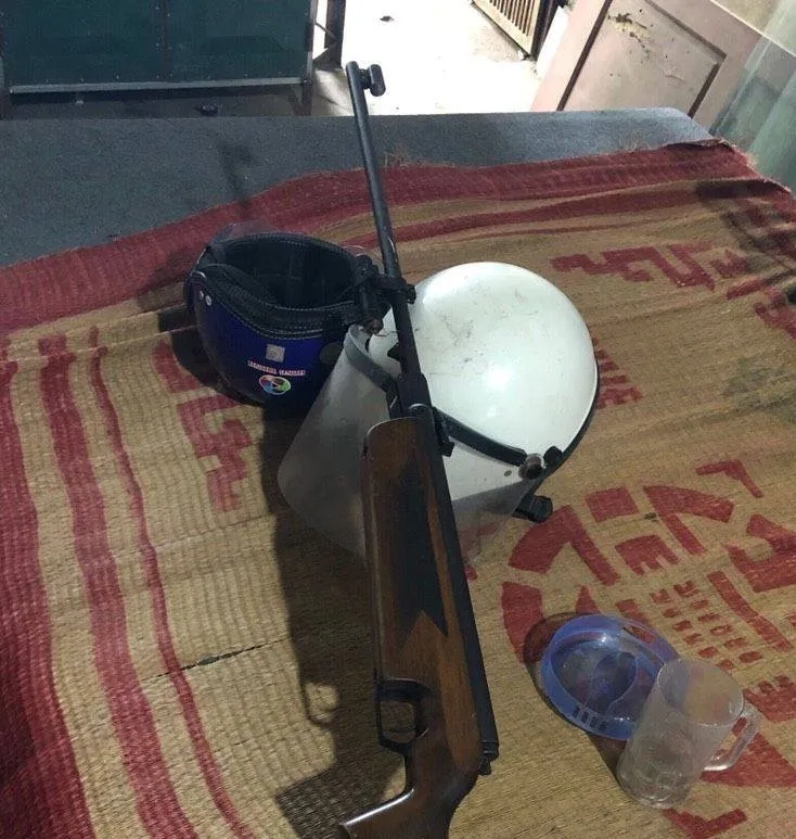 Ngáo đá, dùng dao, súng khống chế bạn gái làm con tin ảnh 2