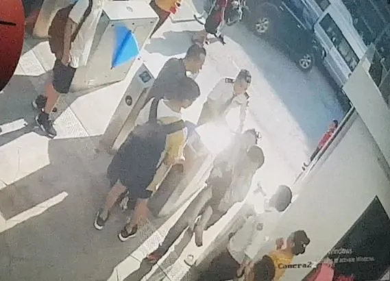 Học sinh tử vong do nhà trường bỏ quên trên xe buýt? ảnh 1