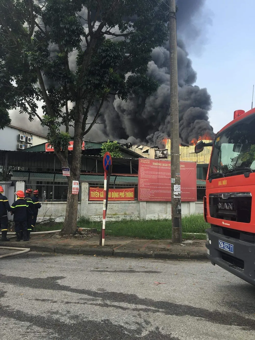 Cháy lớn tại nhà máy cạnh siêu thị Aeon Mall Long Biên ảnh 2