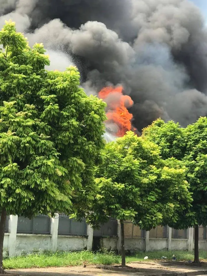 Cháy lớn tại nhà máy cạnh siêu thị Aeon Mall Long Biên ảnh 8