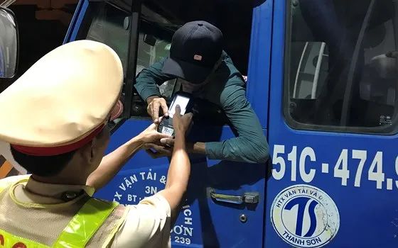 Lực lượng CSGT TPHCM kiểm tra nồng độ cồn tài xế