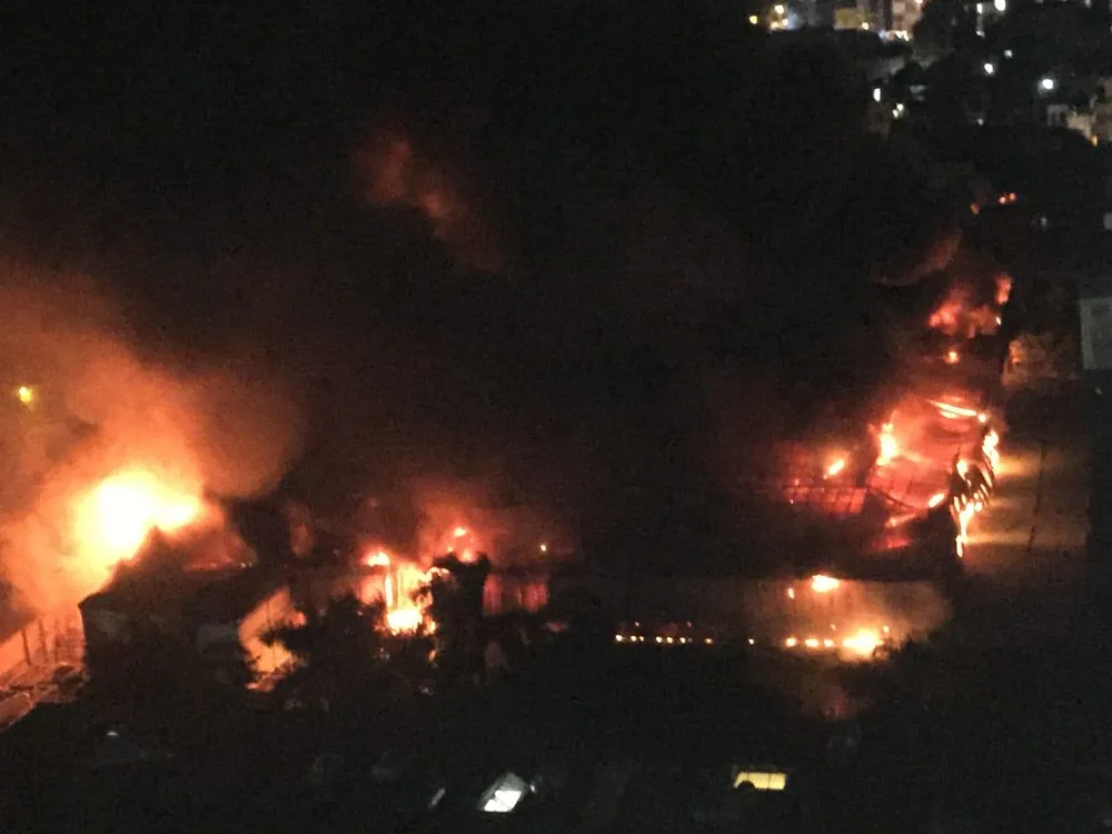 Đến 23 giờ 30, vụ cháy tại Công ty Bóng đèn phích nước Rạng Đông được khống chế ảnh 2