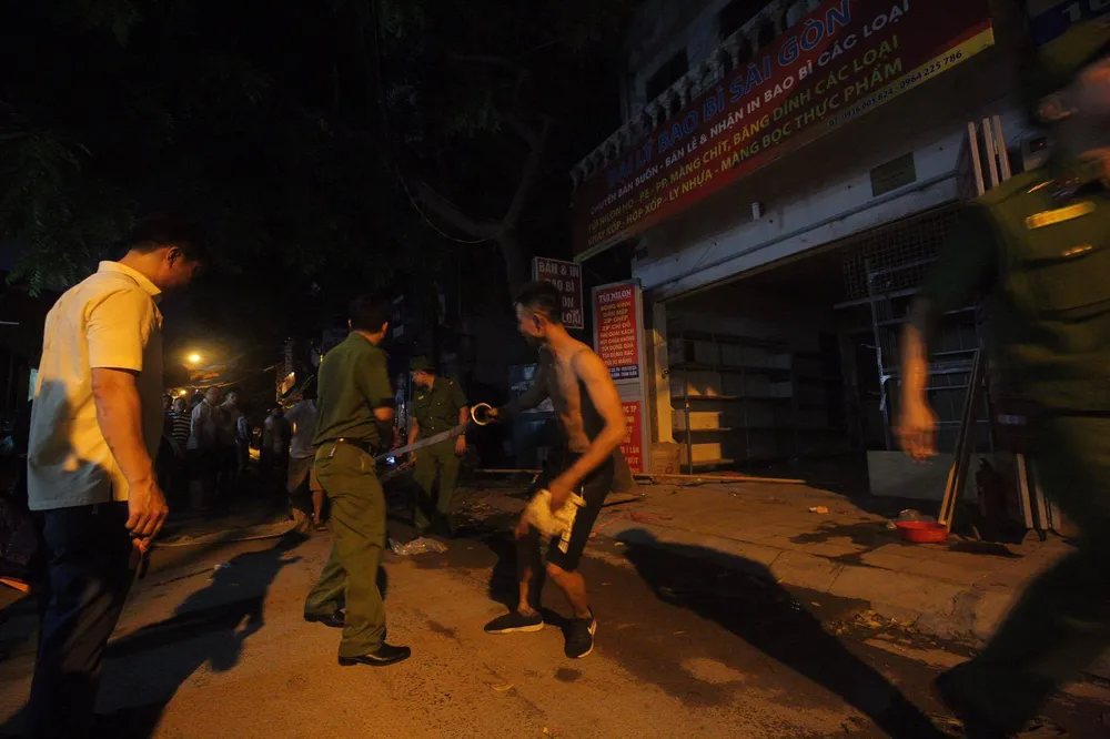 Đến 23 giờ 30, vụ cháy tại Công ty Bóng đèn phích nước Rạng Đông được khống chế ảnh 3