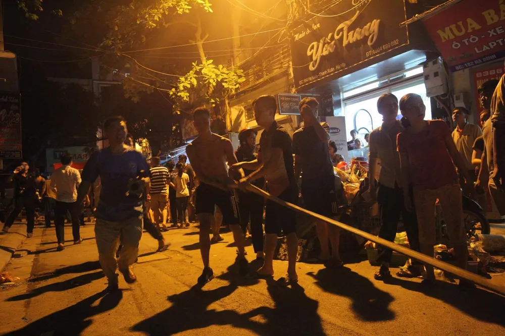 Đến 23 giờ 30, vụ cháy tại Công ty Bóng đèn phích nước Rạng Đông được khống chế ảnh 6