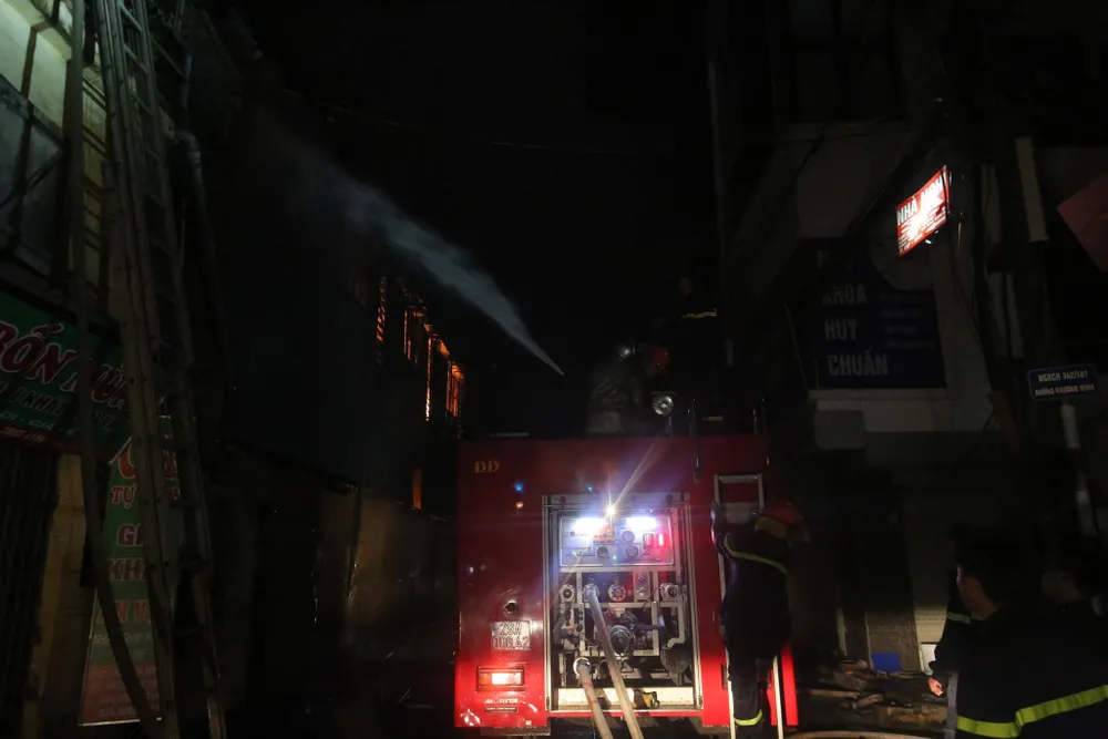 Đến 23 giờ 30, vụ cháy tại Công ty Bóng đèn phích nước Rạng Đông được khống chế ảnh 8