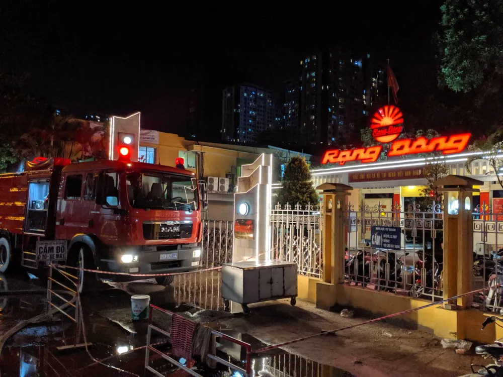 Đến 23 giờ 30, vụ cháy tại Công ty Bóng đèn phích nước Rạng Đông được khống chế ảnh 10