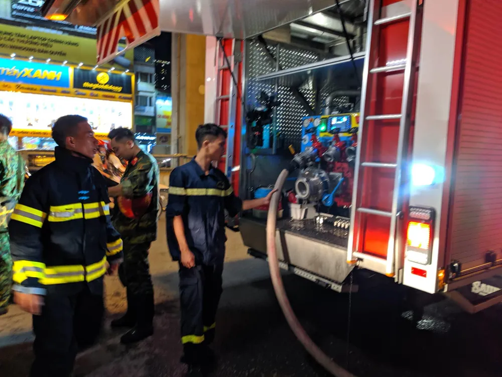 Đến 23 giờ 30, vụ cháy tại Công ty Bóng đèn phích nước Rạng Đông được khống chế ảnh 9