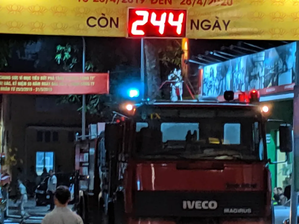 Đến 23 giờ 30, vụ cháy tại Công ty Bóng đèn phích nước Rạng Đông được khống chế ảnh 11