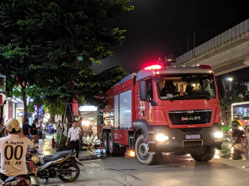 Đến 23 giờ 30, vụ cháy tại Công ty Bóng đèn phích nước Rạng Đông được khống chế ảnh 7