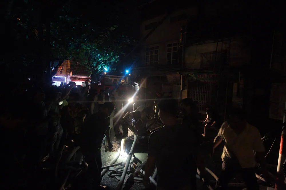 Đến 23 giờ 30, vụ cháy tại Công ty Bóng đèn phích nước Rạng Đông được khống chế ảnh 5